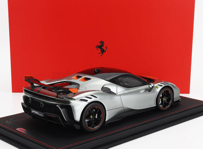FERRARI - SF90 XX STRADALE 2024 - AVEC VITRINE - GRIS COMPETIZIONE - GRIS MÉTALLISÉ ORANGE