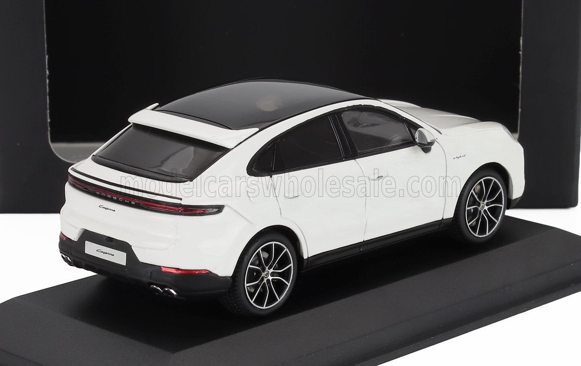 Modèle réduit Porsche Cayenne hybride blanc sur socle noir, proposé sur Vroomi