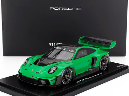 Modèle réduit Porsche 911 GT3 R vert et noir avec décalcomanies de course, présenté sur un socle noir, disponible via Vroomi.
