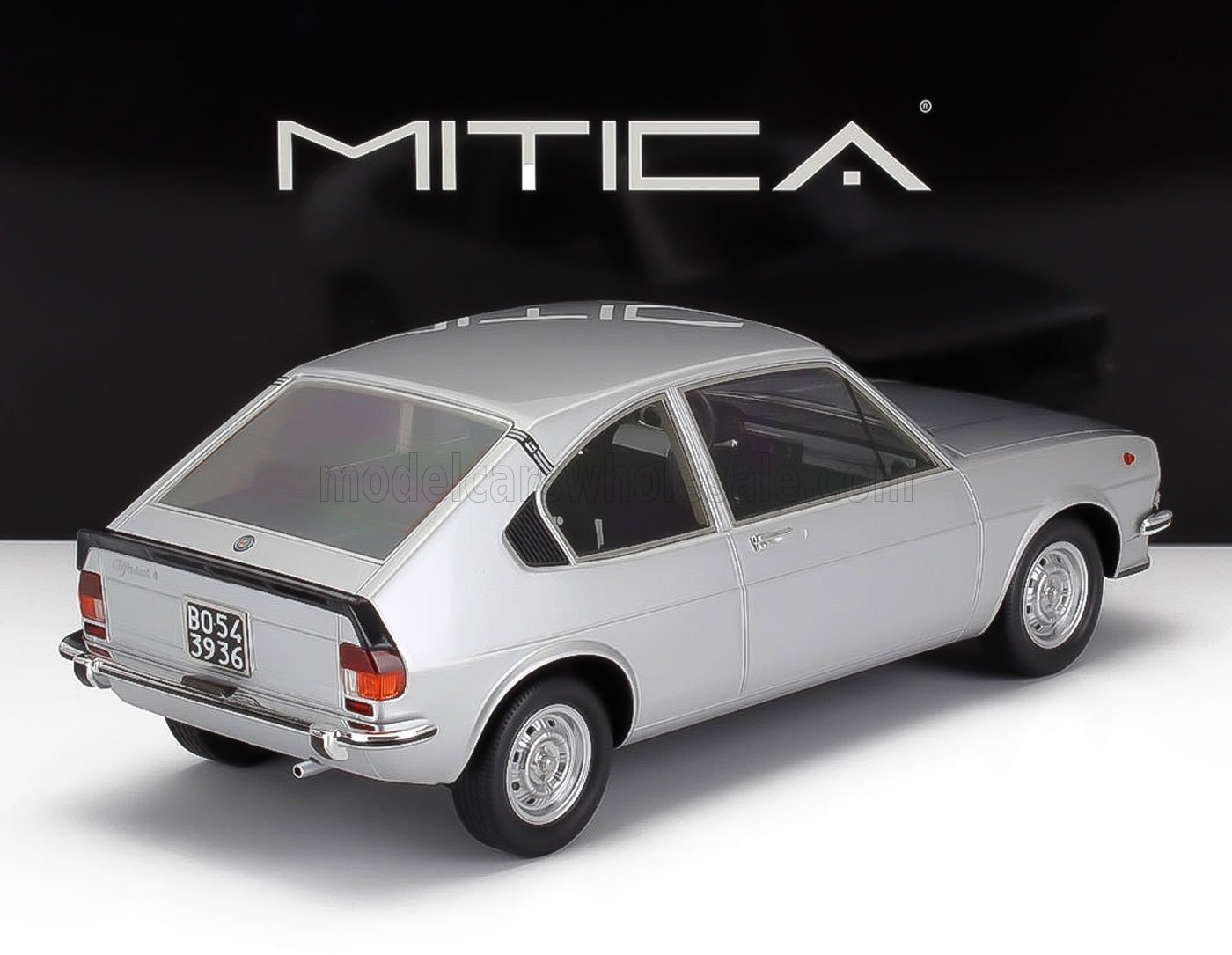 Modèle classique Mitica à hayon argenté vu de l'arrière, désormais disponible sur Vroomi.