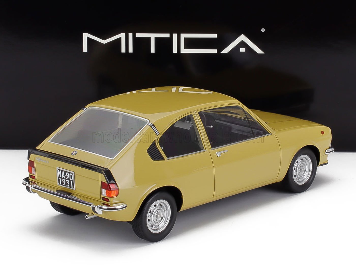Modèle réduit vintage Alfa Romeo Alfasud jaune sur fond blanc, disponible sur la plateforme Vroomi.