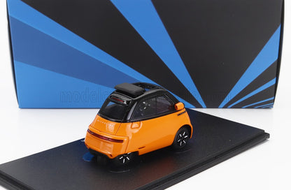 Modèle réduit de voiture compacte Microletta orange et noir sur un socle noir, disponible sur la plateforme Vroomi.