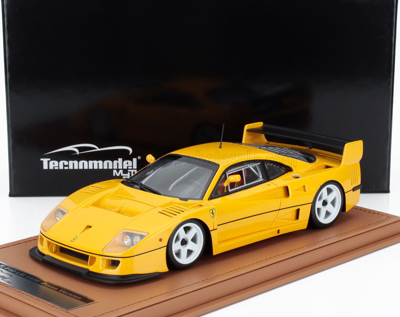 Modèle réduit Ferrari F40 LM 1986 jaune avec roues blanches sur socle marron, disponible sur Vroomi