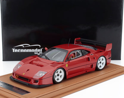 Modèle réduit Ferrari F40 LM 1996 rouge avec jantes blanches sur socle en cuir, présenté sur Vroomi
