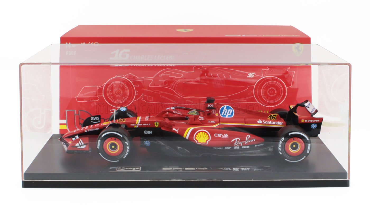 Modèle réduit de la Ferrari F1 de Charles Leclerc dans un coffret transparent avec fond rouge, disponible via Vroomi.