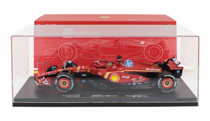 Modèle réduit de la Ferrari F1 de Charles Leclerc dans un coffret transparent avec fond rouge, disponible via Vroomi.