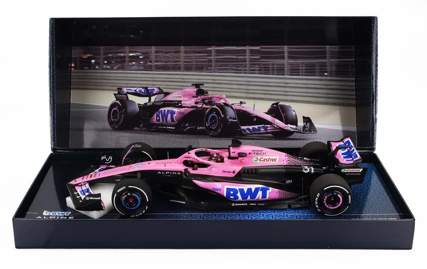 Modèle réduit détaillé de voiture de course Alpine rose et noire dans son coffret, disponible dès maintenant sur Vroomi.