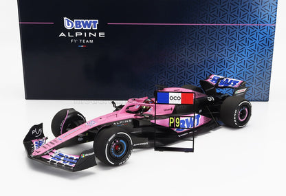 Modèle réduit de voiture BWT Alpine rose et noir avec logos des sponsors, présenté dans un coffret griffé, proposé sur Vroomi.