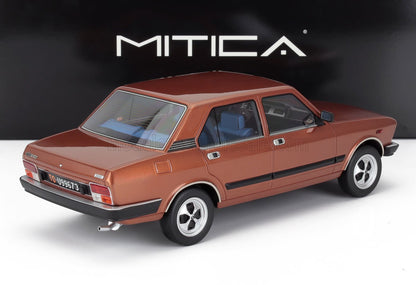 Modèle réduit classique Fiat 132 berline marron avec intérieur détaillé, désormais disponible sur Vroomi.