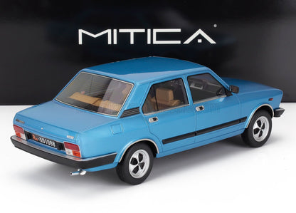 Modèle réduit de berline classique bleue des années 1980 avec intérieur beige, présenté avec la marque MITICA, désormais disponible sur Vroomi.