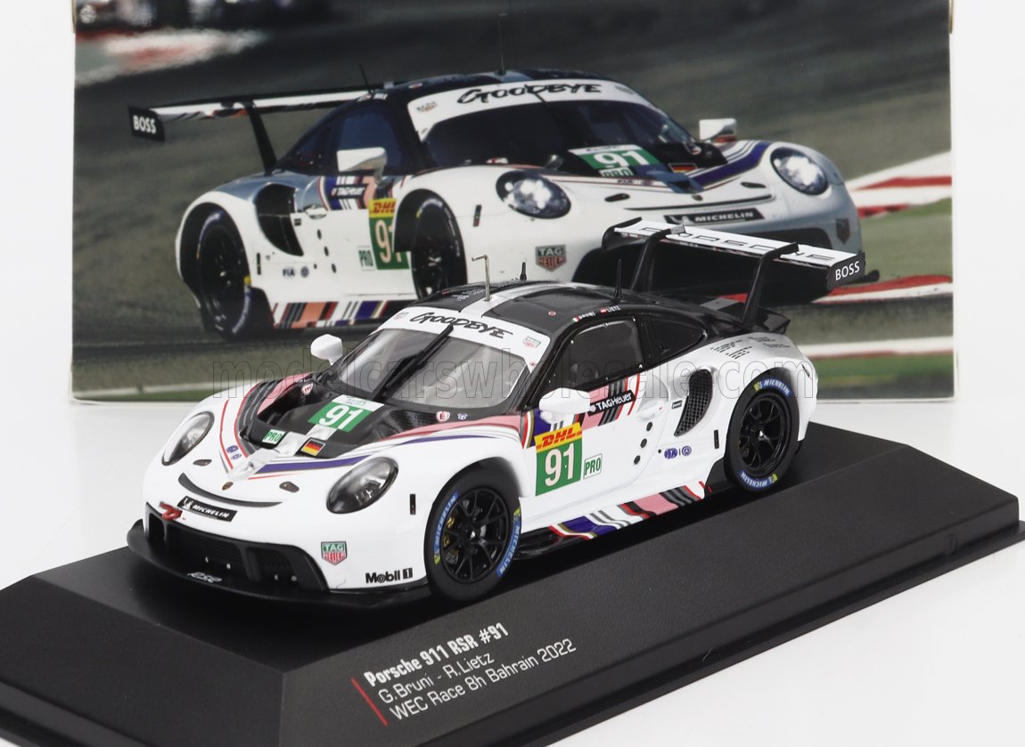 Maquette de la voiture de course Porsche 911 RSR n° 91 avec les sponsors DHL et Michelin, présentée sur un socle noir, proposée sur Vroomi.