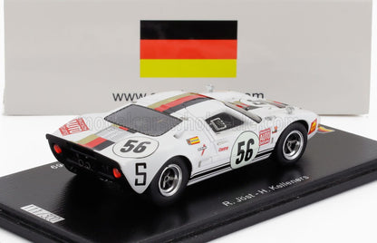 Modèle réduit de voiture de course Ford GT40 blanche à l'échelle 1:43 avec bandes aux couleurs du drapeau allemand, numéro 56, sur socle d'exposition, proposé sur Vroomi.