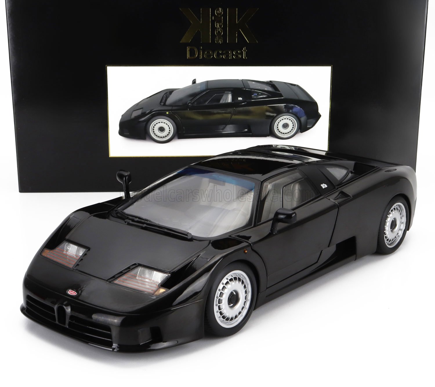 Modèle réduit Bugatti EB110 noir avec roues détaillées, présenté devant une boîte griffée, disponible chez Vroomi.
