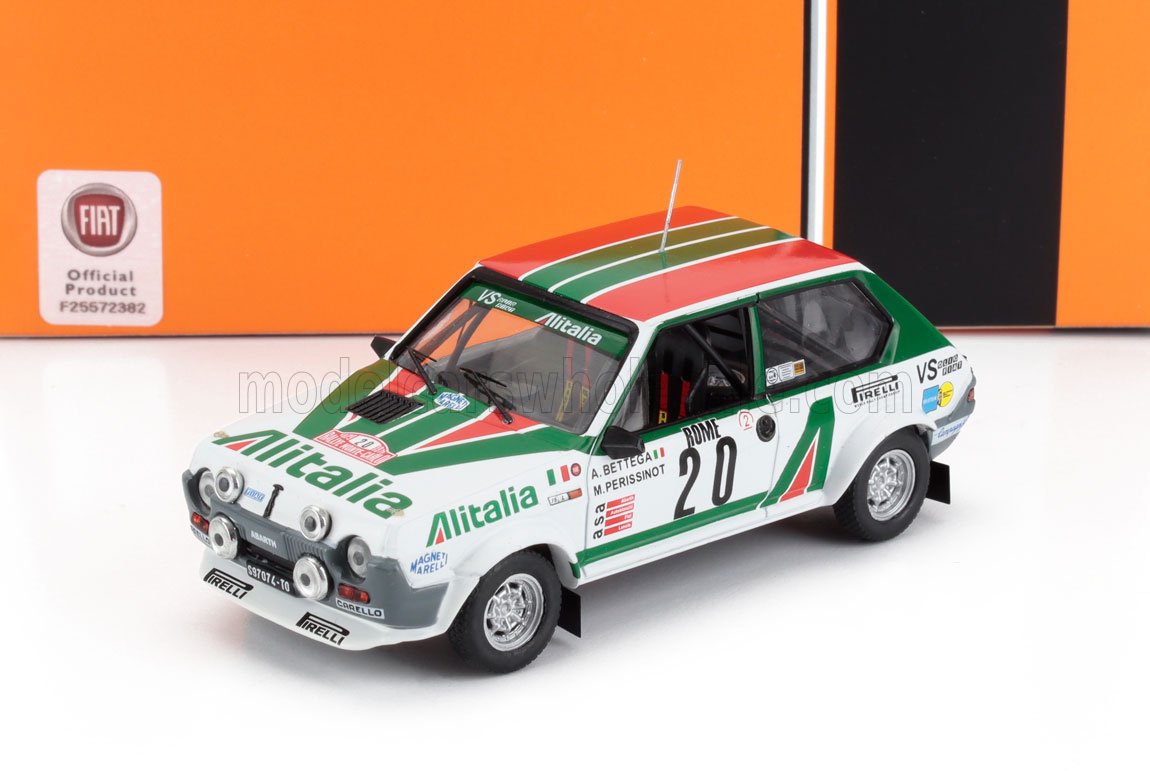 Modèle réduit de voiture de rallye Alitalia Fiat blanche et verte avec autocollants de course, disponible sur Vroomi