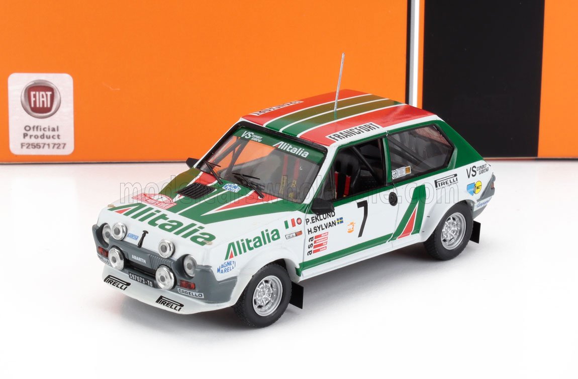Modèle réduit moulé sous pression d'une voiture de rallye Fiat aux couleurs d'Alitalia portant le numéro 7, disponible sur la plateforme Vroomi.