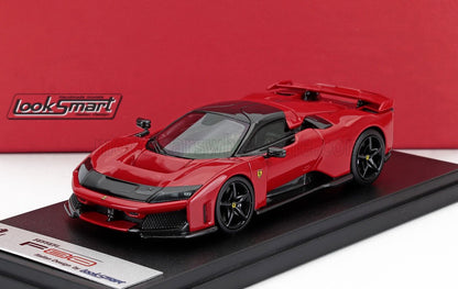Modèle réduit Ferrari F90 rouge avec accents carbone sur socle d'exposition, disponible sur Vroomi