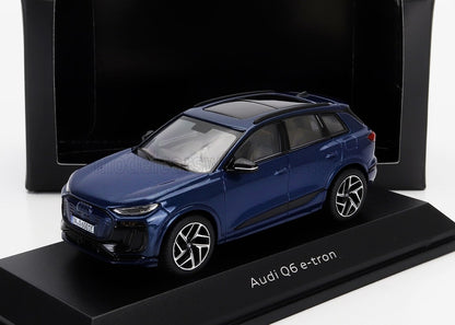 Modèle réduit Audi Q6 e-tron bleu sur socle noir, disponible dès maintenant sur la plateforme Vroomi.