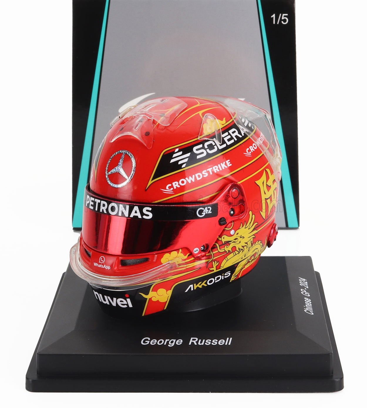 Casque de course rouge George Russell avec motif dragon et logos des sponsors, disponible via Vroomi