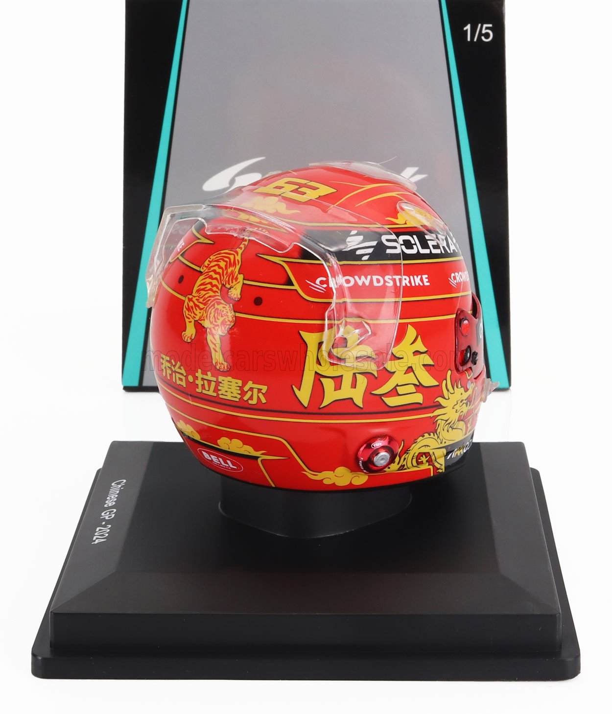 Casque de course rouge avec motif tigre et dragon, réplique du Grand Prix de Chine 2024, proposé sur Vroomi