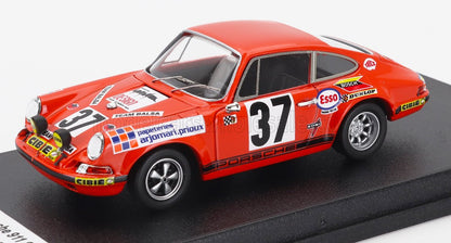 Modèle réduit de voiture de course Porsche 911 rouge n° 37 avec autocollants des sponsors, présenté sur un socle noir, désormais disponible sur Vroomi.