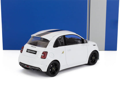 Modèle réduit de voiture Abarth 500 blanche avec bandes noires et roues noires, présenté sur fond bleu et gris, disponible chez Vroomi.