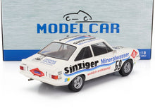 Modèle réduit de voiture de course Sinziger Mineralwasser à l'échelle 1/18, blanc avec décalcomanies bleues et rouges, numéro 59, disponible chez Vroomi.
