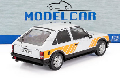 Modèle réduit à l'échelle 1:18 d'une Opel Kadett 1.6 SR blanche avec bandes orange, disponible chez Vroomi.