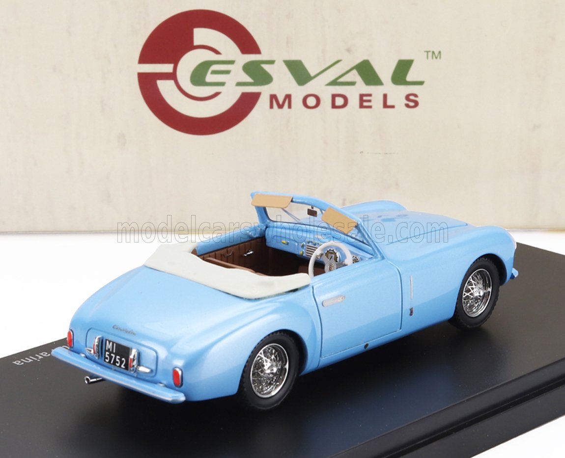 Modèle réduit de voiture décapotable vintage bleu clair avec intérieur blanc sur socle noir, disponible sur Vroomi