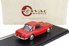 Modèle réduit de voiture vintage rouge sur socle noir avec Esval Models , disponible sur la plateforme Vroomi.