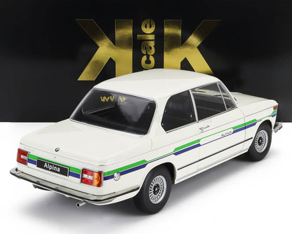 Modèle réduit BMW Alpina classique blanc avec bandes vertes et bleues, présenté avec disponibilité Vroomi.