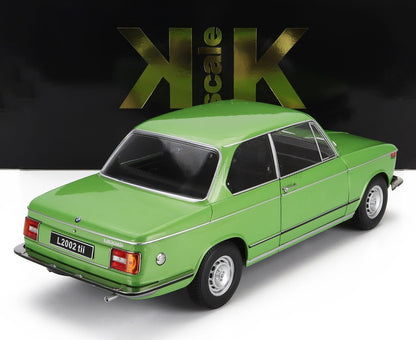 Modèle réduit classique BMW 2002tii vert présenté sur un fond noir et or KK Wholesale, également disponible sur Vroomi.