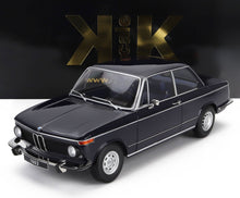 Modèle classique de berline BMW 1602 noire avec garnitures chromées, présenté sur un fond noir et or à l'échelle K, disponible sur Vroomi.