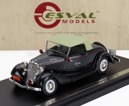 Voiture de police Ford 1A Roadster noire de 1933 avec toit vert, exposée sur un socle noir, proposée sur Vroomi.