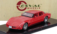 Modèle réduit de Chevrolet Corvette rouge de 1980 présenté sur un socle noir avec Esval Models , disponible sur Vroomi.