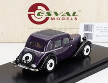 Modèle réduit violet et noir d'une Adler Junior 4 portes de 1937-41 par Esval Models sur un socle noir, disponible sur Vroomi.