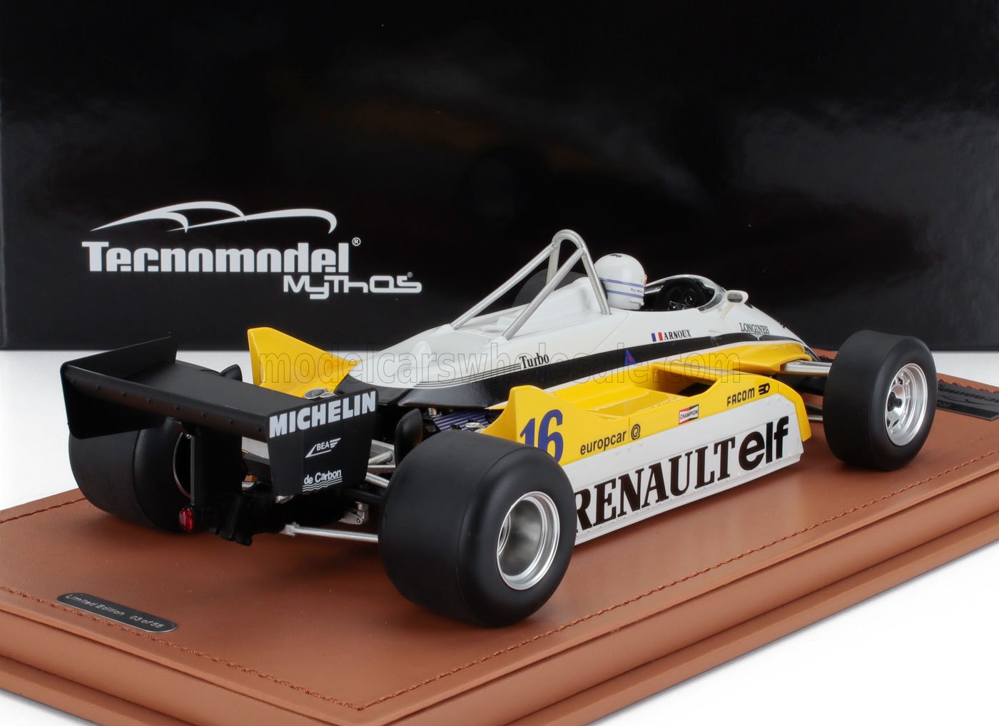 Maquette de la voiture de course Renault Formule 1 équipée de pneus Michelin, présentée sur un socle en cuir, disponible via Vroomi.