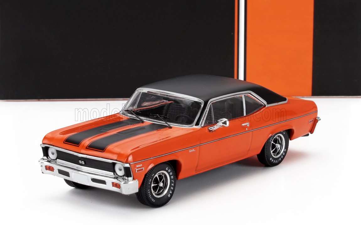 Modèle réduit Orange 1970 Chevy Nova SS 350 avec bandes de course et toit noirs, présenté sur Vroomi