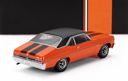Modèle réduit Orange 1970 Chevy Nova SS avec bandes noires de course, présenté avec disponibilité Vroomi