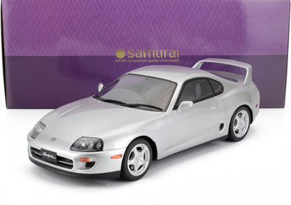 Modèle réduit Toyota Supra argenté avec spoiler arrière devant une boîte en résine violette Samurai Japan, disponible sur Vroomi.