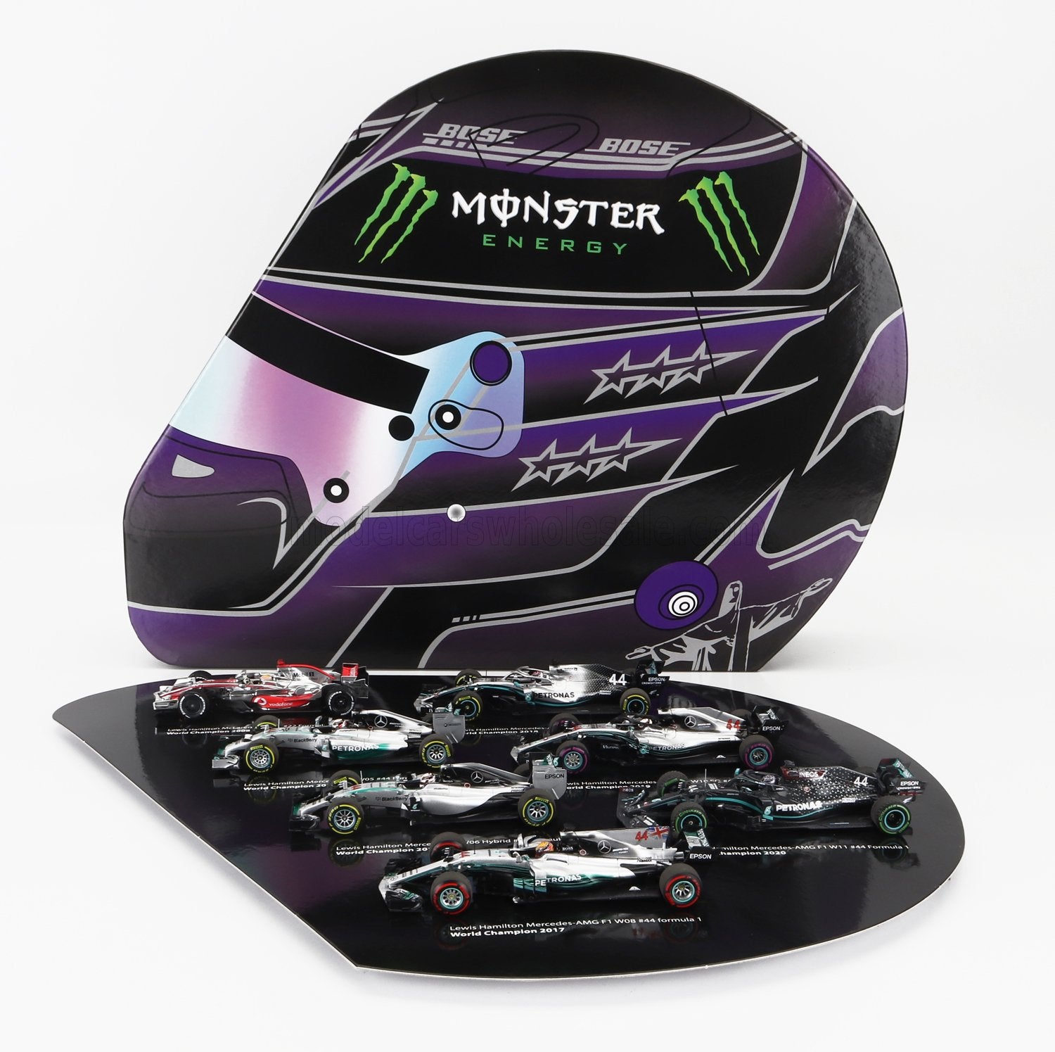 Mini-voiture de Formule 1 Lewis Hamilton avec casque Monster Energy violet, disponible via la plateforme Vroomi.