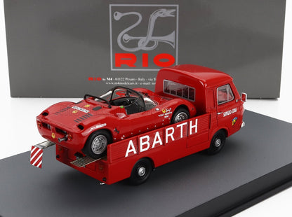 Voiture de course Abarth rouge chargée sur un modèle réduit de transporteur Abarth rouge assorti, disponible sur Vroomi.