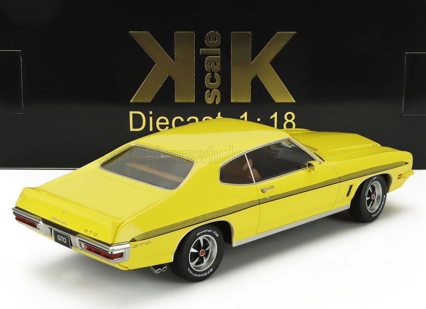 Modèle réduit de voiture Pontiac GTO 1971 jaune à l'échelle 1:18 avec bandes noires, présenté sur Vroomi.