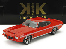 Modèle réduit de voiture Pontiac GTO à l'échelle 1:18, rouge avec bandes blanches, disponible sur Vroomi.
