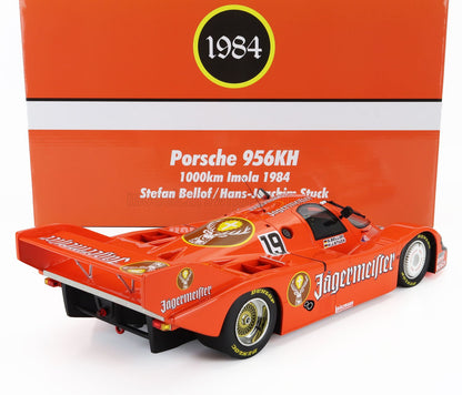 Porsche 956KH orange avec livrée Jägermeister, modèle 1984 de la course des 1000 km d'Imola, présenté avec son coffret, disponible sur Vroomi.
