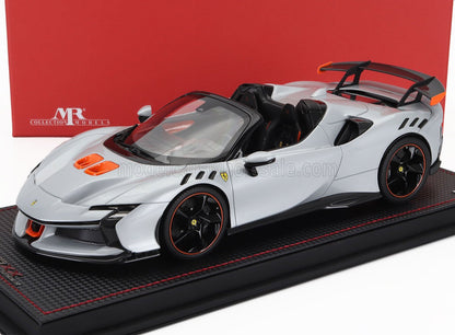 FERRARI - SF90 XX STRADALE SPIDER 2024 - AVEC VITRINE - BIANCO ARTICO - BLANC MÉTALLISÉ ORANGE NOIR