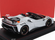 FERRARI - SF90 XX STRADALE SPIDER 2024 - AVEC VITRINE - BIANCO ARTICO - BLANC MÉTALLISÉ ORANGE NOIR