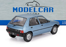 Modèle réduit à l'échelle 1:18 d'une Peugeot 205 GR bleue à hayon avec intérieur détaillé, disponible chez Vroomi.