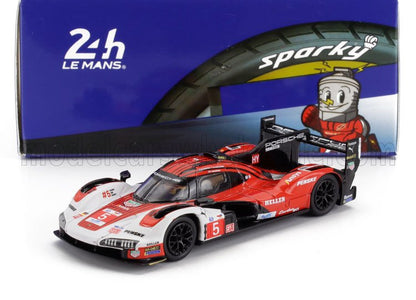 Modèle réduit de voiture de course Porsche 24h Le Mans rouge et blanc avec détails noirs, présenté avec une boîte de pneus Sparky, proposé sur Vroomi.