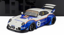 Modèle réduit de voiture de course Porsche à l'échelle 1/18, moulé sous pression, blanc et bleu, avec décalcomanie RAUH-Welt, kit carrosserie large et aileron arrière, disponible chez Vroomi.
