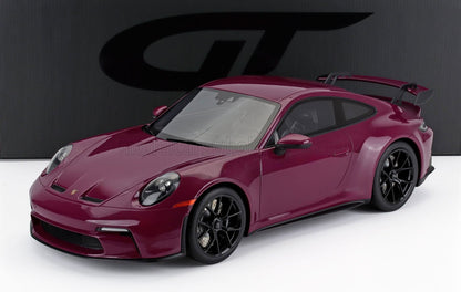 Modèle réduit détaillé à l'échelle 1/18 d'une Porsche GT3 bordeaux avec des roues noires, présenté sur un socle blanc, disponible chez Vroomi.